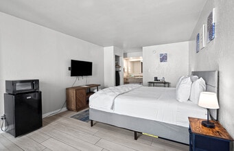 Hotolos Hollywood Apartments in Hollywood, FL - Foto de edificio - Building Photo