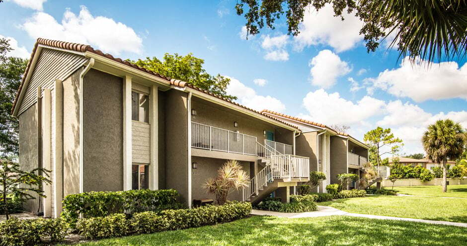 Pavilions at Deer Chase Apartments in Deerfield Beach, FL - Building Photo