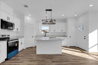 104 Runnels St in Willis, TX - Building Photo - Building Photo