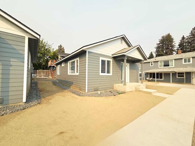 1214 N Baker Ave in East Wenatchee, WA - Building Photo - Building Photo