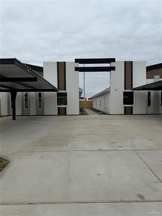 9 N Alexandrite Ave in Edinburg, TX - Building Photo