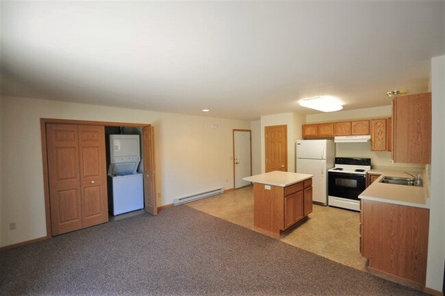 Southridge East Apartments in Eau Claire, WI - Building Photo - Building Photo