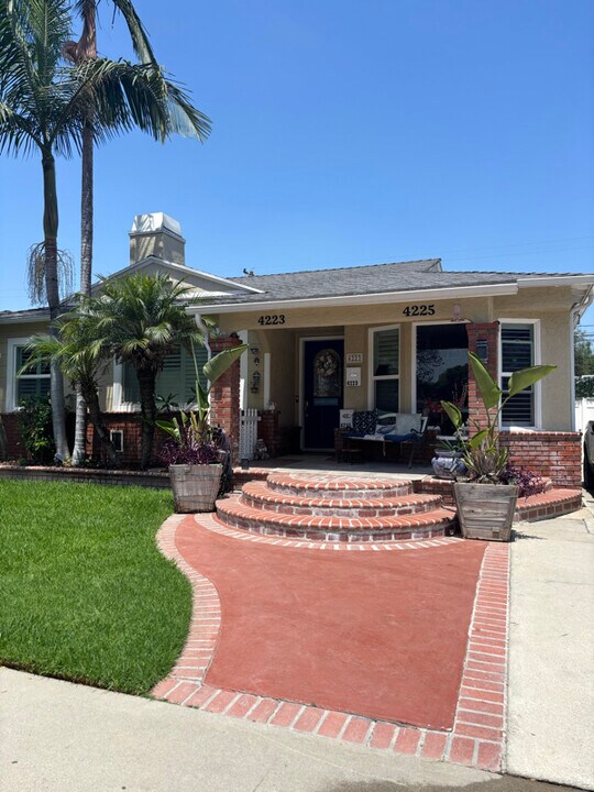 4225 Los Coyotes Diagonal in Lakewood, CA - Building Photo
