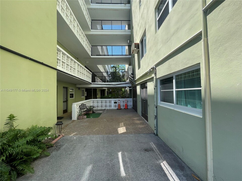 1425 Arthur St, Unit 110B in Hollywood, FL - Building Photo