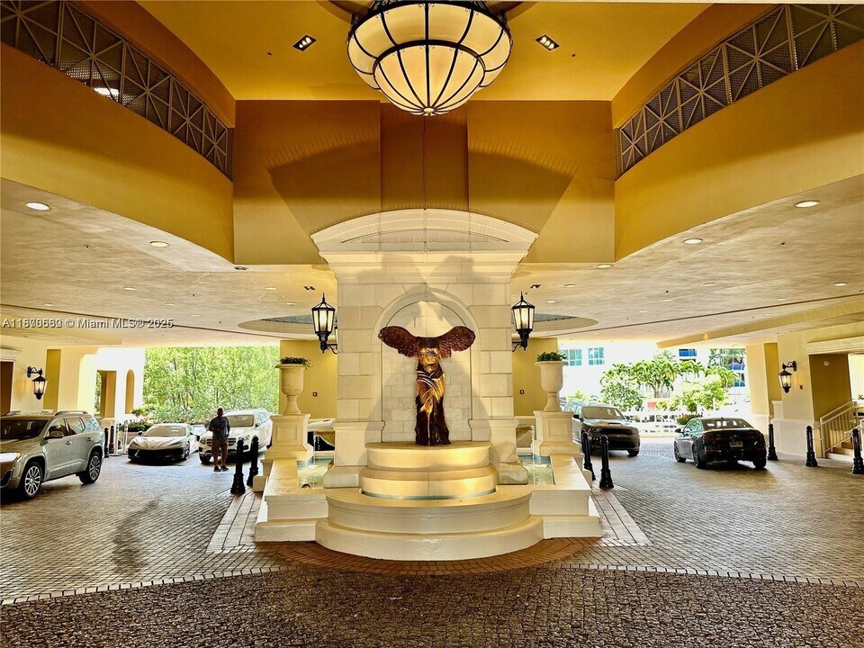 150 Sunny Isles Blvd, Unit 1-1101 in Sunny Isles Beach, FL - Foto de edificio