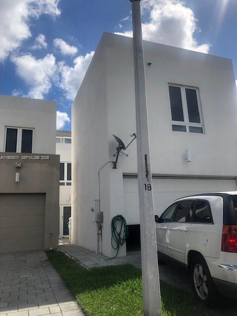 6316 NW 105th Pl in Doral, FL - Building Photo - Building Photo