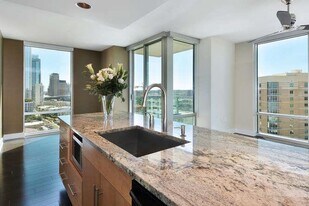 300 Bowie St in Austin, TX - Building Photo