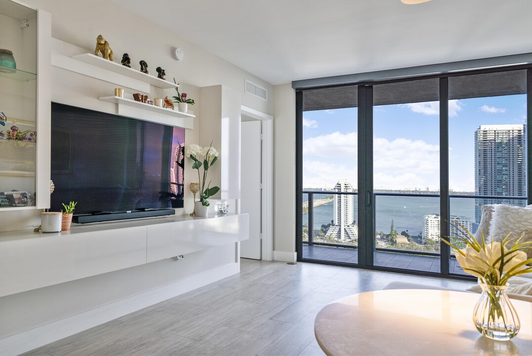 121 NE 34th St in Miami, FL - Building Photo