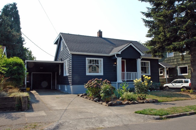 3736 Cora St in Portland, OR - Foto de edificio - Building Photo