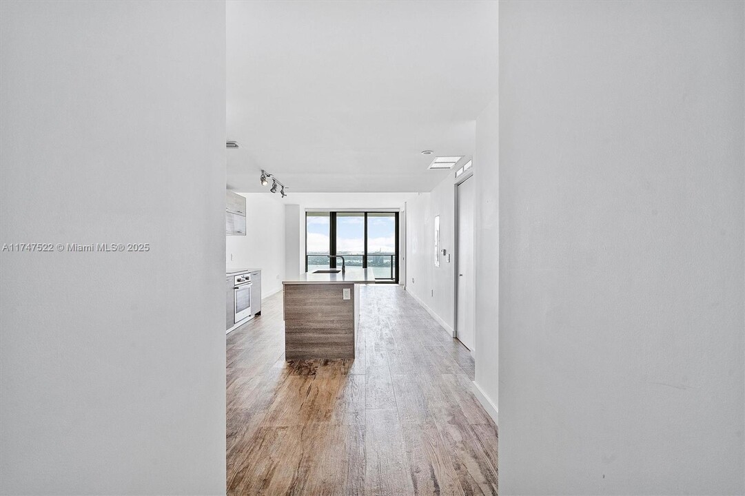 650 NE 32nd St, Unit 3502 in Miami, FL - Building Photo