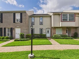 10380 Briar Forest Dr in Houston, TX - Building Photo