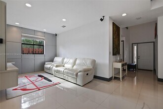 10040 NW 10th St in Miami, FL - Building Photo - Building Photo