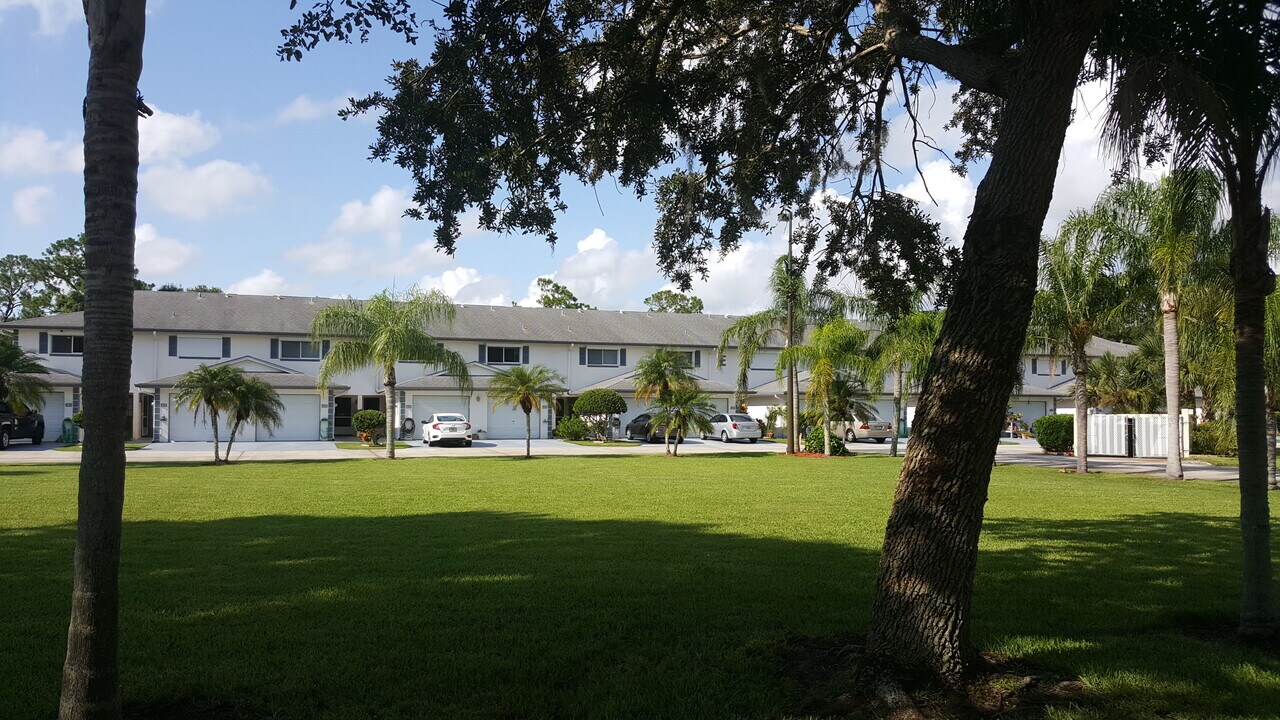 1600 Woodland Dr in Rockledge, FL - Foto de edificio