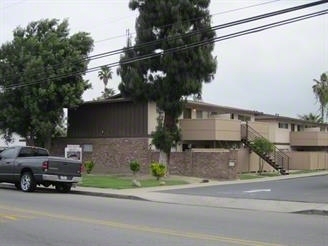 CHATEAU VILLA APARTMENTS in Bakersfield, CA - Building Photo - Building Photo