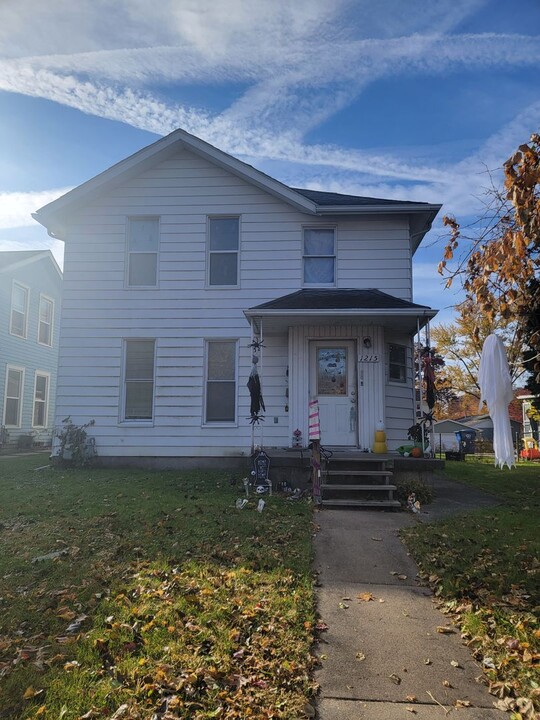 1215 E 12th St in Davenport, IA - Building Photo