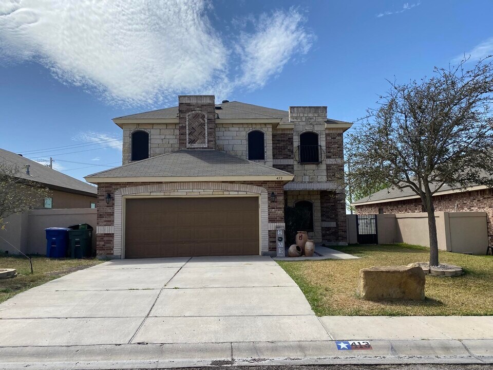 413 Windmill Palm Dr in Laredo, TX - Building Photo