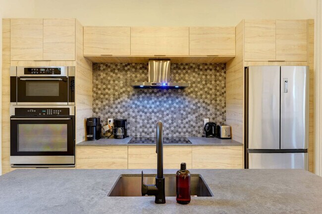 3831 R. Saint-Denis, Unit SI ID1234644P in Montréal, QC - Building Photo - Building Photo