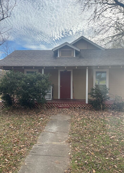 321 E 7th St in Cushing, OK - Building Photo