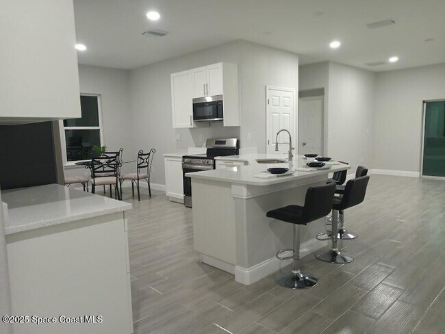 571 San Filippo Dr SE in Palm Bay, FL - Foto de edificio - Building Photo