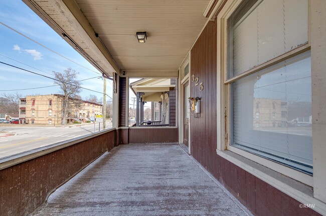 325 E Chicago St in Elgin, IL - Foto de edificio - Building Photo