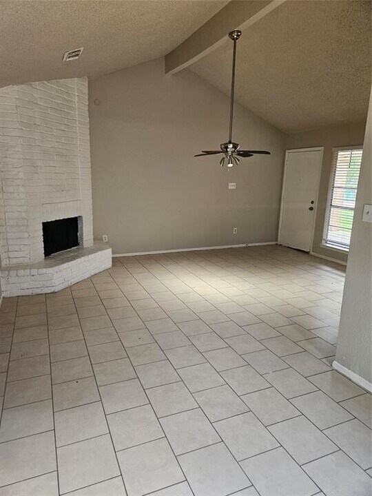 10111 Wild Hollow Ln in Houston, TX - Building Photo