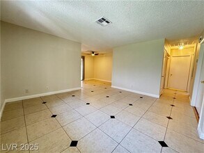 6121 Meadow Haven Ln in Las Vegas, NV - Building Photo - Building Photo