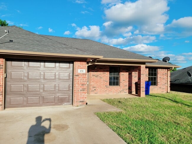 210 Elm St in Winona, TX - Building Photo - Building Photo