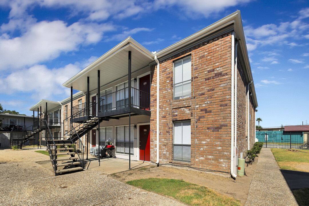 Crossings at St. Charles in Houston, TX - Building Photo