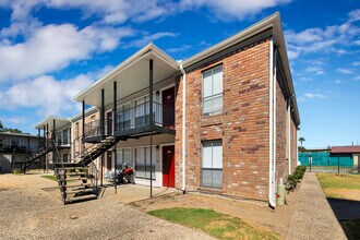 Crossings at St. Charles in Houston, TX - Building Photo - Building Photo