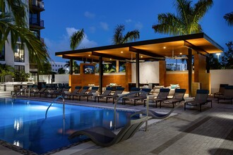 Centrico by Windsor in Doral, FL - Foto de edificio - Building Photo