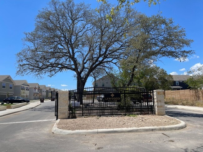 2303 Lynwood Bnd in San Antonio, TX - Building Photo - Building Photo