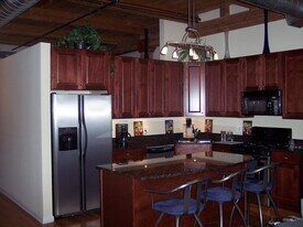 2806 N Oakley Ave, Unit 401 in Chicago, IL - Building Photo