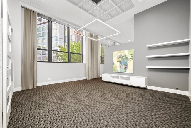 300 N Ogden Ave, Unit 202 in Chicago, IL - Foto de edificio - Building Photo