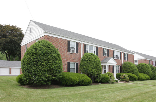 Farmington Avenue Commons in West Hartford, CT - Foto de edificio - Building Photo