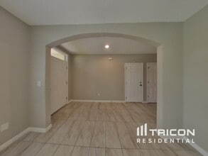 5597 Raymond Way in Zephyrhills, FL - Building Photo - Building Photo