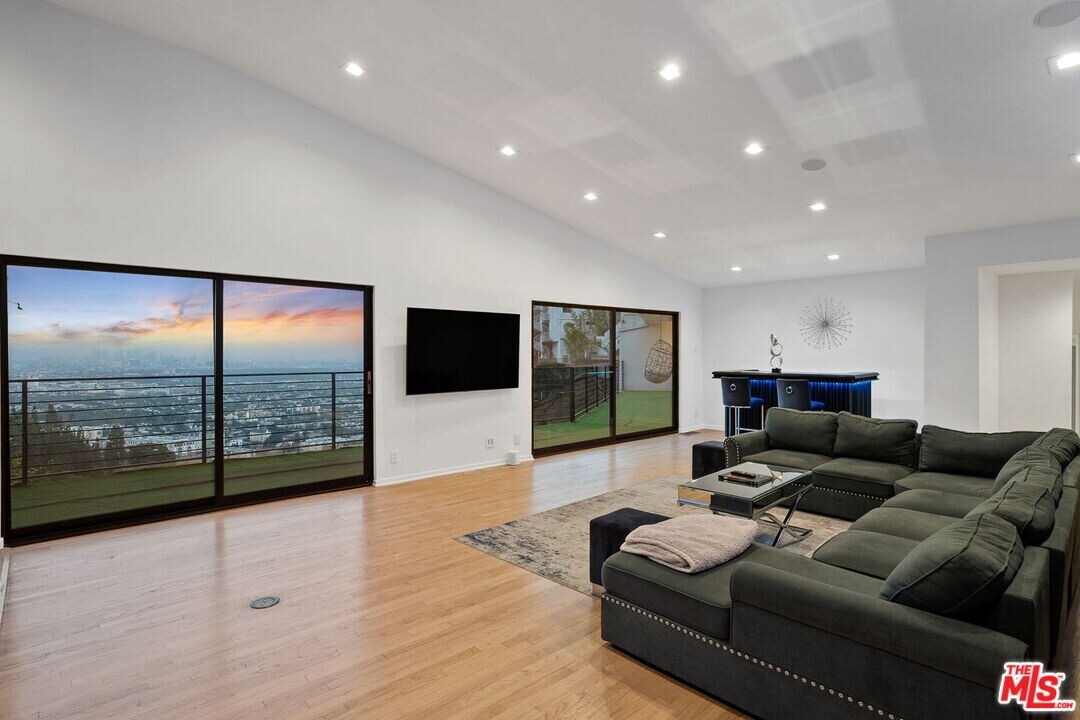 8514 Hillside Ave in Los Angeles, CA - Building Photo