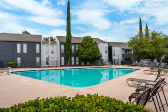 DESERT PEAKS in El Paso, TX - Foto de edificio - Building Photo