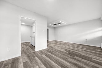 65 Thorncliffe Park Dr in Toronto, ON - Building Photo - Building Photo