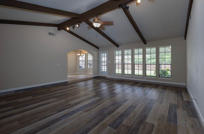property at 2815 Ridgecrest Dr