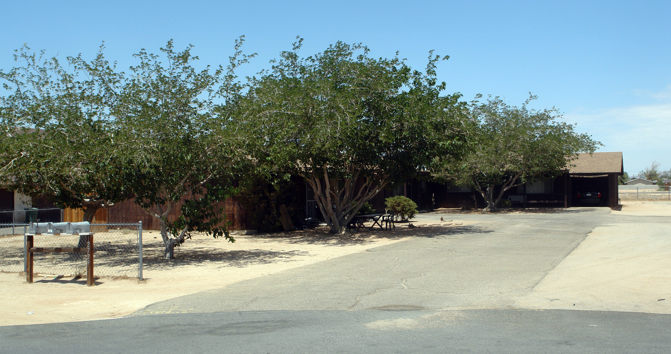 12729 Navajo Pl in Apple Valley, CA - Building Photo