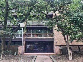 5500 Hillcrest Ln in Lisle, IL - Building Photo