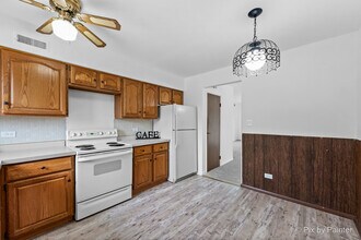 9407 Bay Colony Dr, Unit 2W in Des Plaines, IL - Building Photo - Building Photo