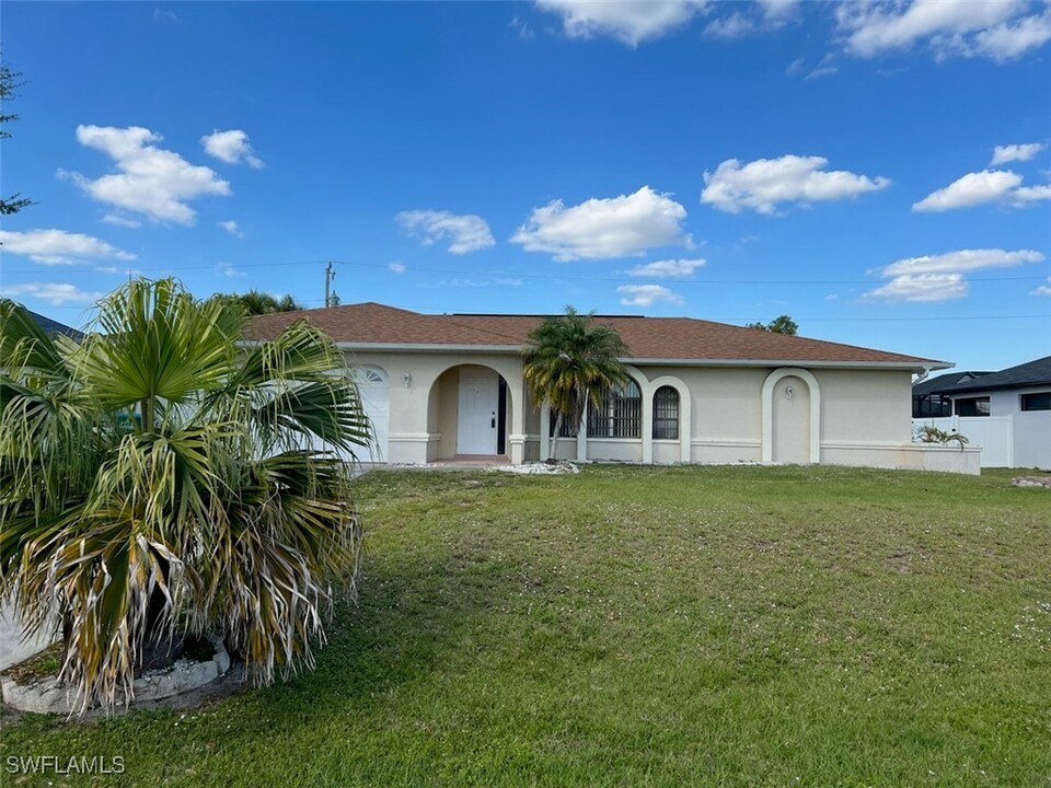 923 SW 34th St in Cape Coral, FL - Building Photo