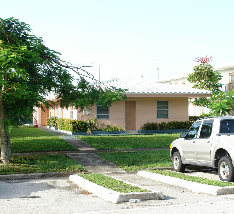 1982 NE 172nd St in Miami, FL - Building Photo