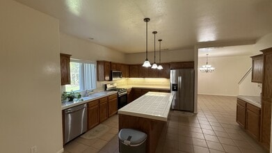 142 W Reese Ave in Visalia, CA - Building Photo - Building Photo