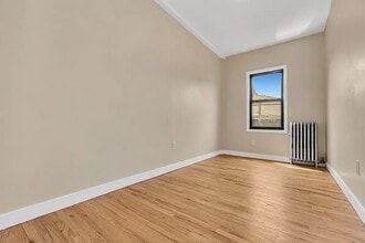 8 Cook St, Unit 3L in Brooklyn, NY - Building Photo - Building Photo