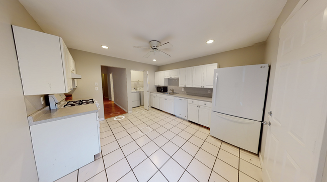 9 Beacon St, Unit 1 in Somerville, MA - Foto de edificio - Building Photo
