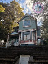 2406 SE Yamhill St in Portland, OR - Building Photo