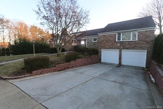 2 Pell Terrace in Garden City, NY - Building Photo - Building Photo