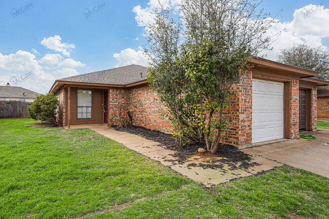 6710 S Creek Dr in Fort Worth, TX - Building Photo - Building Photo